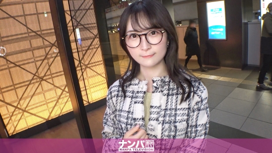 「マジ軟派、初撮。 2191 イチゴをエサにメガネが似合う色白の真面目系素人をナンパ！見た目に反して不倫経験あり！パンツの下はアナルまでビッチリの剛毛！真面目だから要求されるとアナルまでルまで舐めちゃう従順っぷり！最後は俺の練乳をお顔にお見舞いしてやったw」
